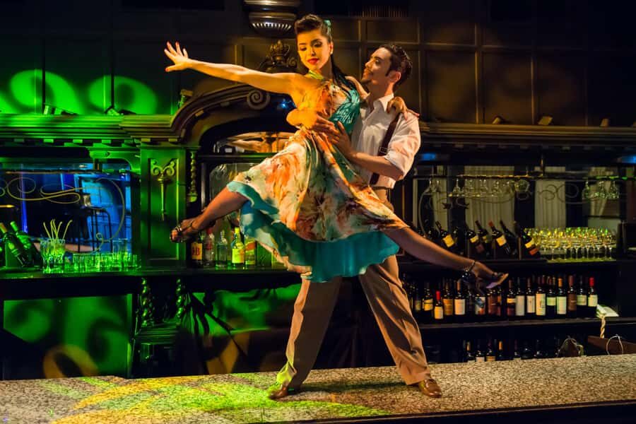 Buenos Aires: El Querandí Tango Show with Optional Dinner - What to expect on arrival: San Telmo, meeting point, and QR-code moments