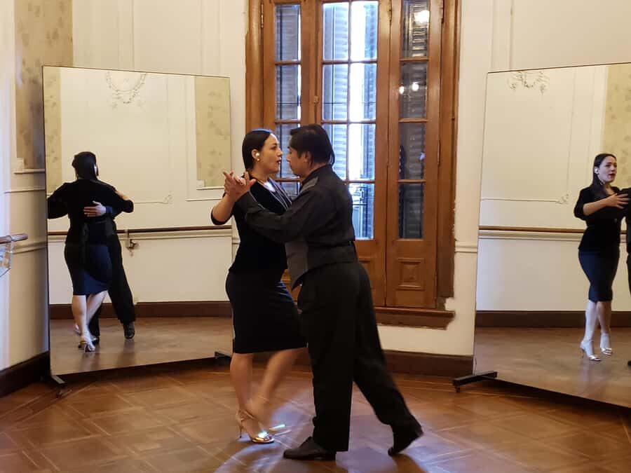 Buenos Aires: Group tango class with mate and snacks - Tango in Almagro: a relaxed start in a classic Buenos Aires mansion
