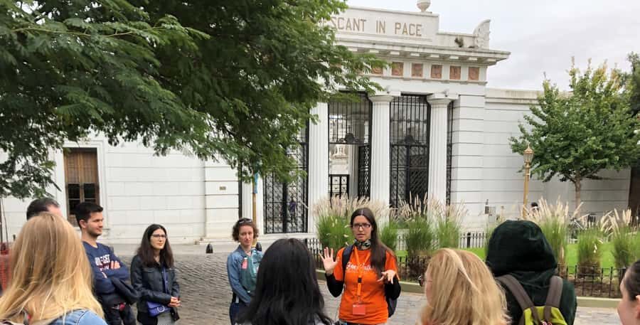 Buenos Aires: La Recoleta Cemetery Guided Tour in English - Presidents, famous families, and the art of the mausoleums