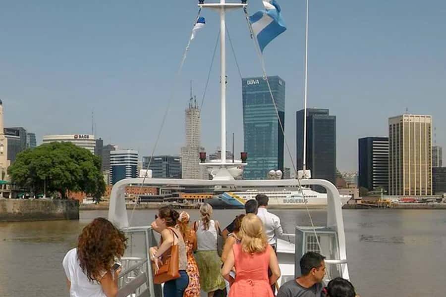 Buenos Aires: Navigation from Pto. Madero to La Boca - La Boca stop near Caminito: quick photos, real local energy