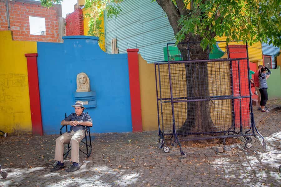 Classic City Tour of Buenos Aires: Neighborhoods and Emblems - La Boca and Caminito: color, photos, and street theater energy