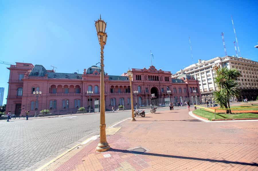 Classic City Tour of Buenos Aires: Neighborhoods and Emblems - The photo stops: why Plaza de Mayo and Caminito timing matters