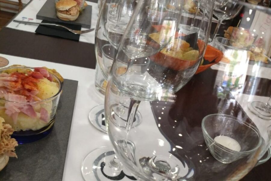 Córdoba: Local Wine Tasting Evening - Your guide and the kind of tips you’ll actually use