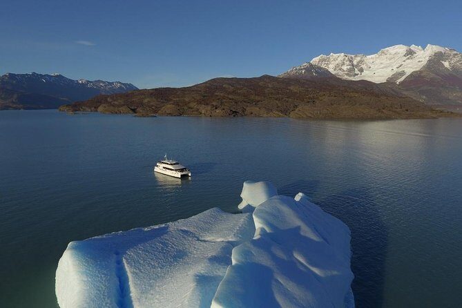 Estancia Cristina Mirador del Glaciar Upsala - The boat cruise on Lake Argentino: icebergs, wind, and the sea-sickness reality