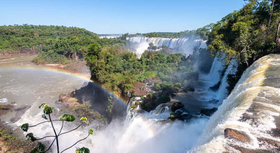 From Foz do Iguaçu: Argentinian Iguazu Falls with Ticket - Guided walking tour: what the guide adds beyond the obvious