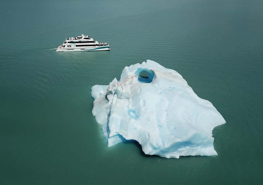 Gourmet Glacier Cruise & Footbridges of Perito Moreno - Lunch box and comfort on the María Turquesa cruise