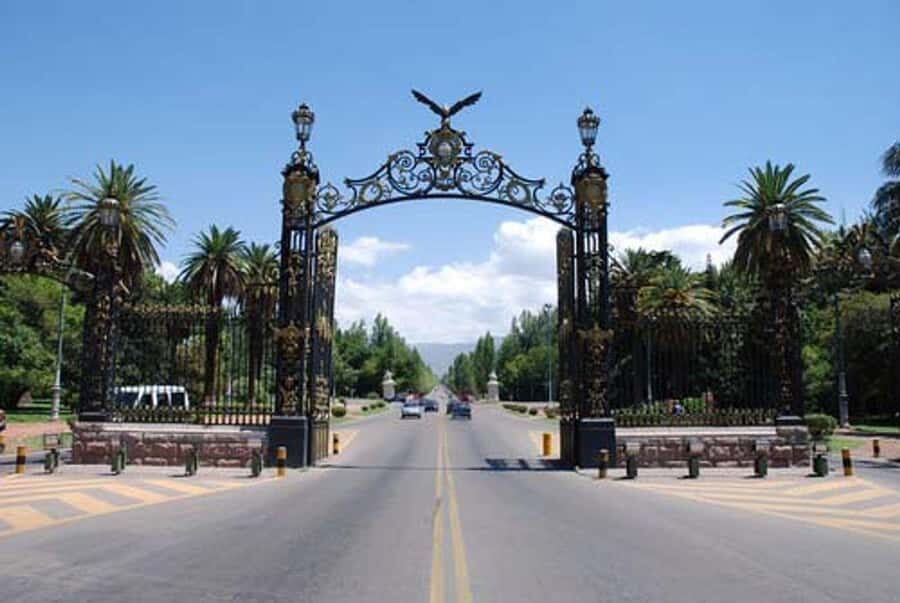 Mendoza: Half-Day Sightseeing City Tour - Independence Square, Memorial, and the Civic District: The City’s Message