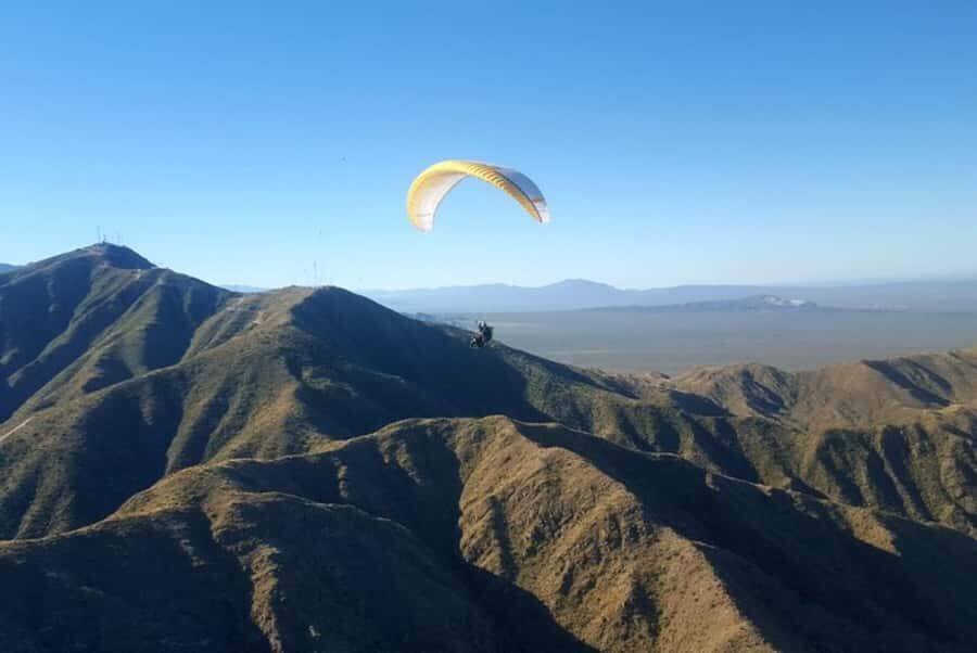 Mendoza: Paragliding Tandem Flight with Instructor - The 4x4 ride to Cerro Arco is part of the show