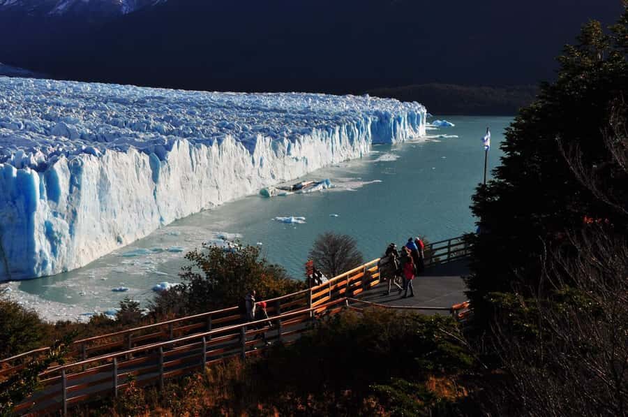 Moreno Glacier: Tour from El Calafate with tour guide, walkways, and boat ride - Walking the Perito Moreno footbridges: where the glacier becomes personal