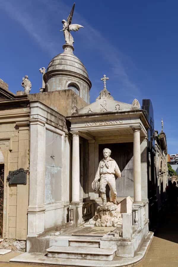 Recoleta & Cemetery for curious people - Mansions and palaces: the Parisian illusion in real size