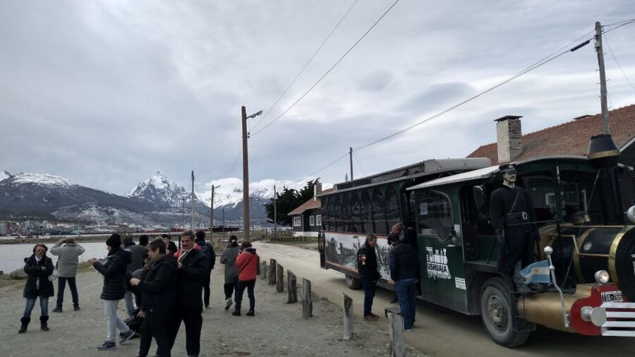 Ushuaia: Panoramic City Train Tour - The Audio Guide in English and Spanish: Stories That Give Context